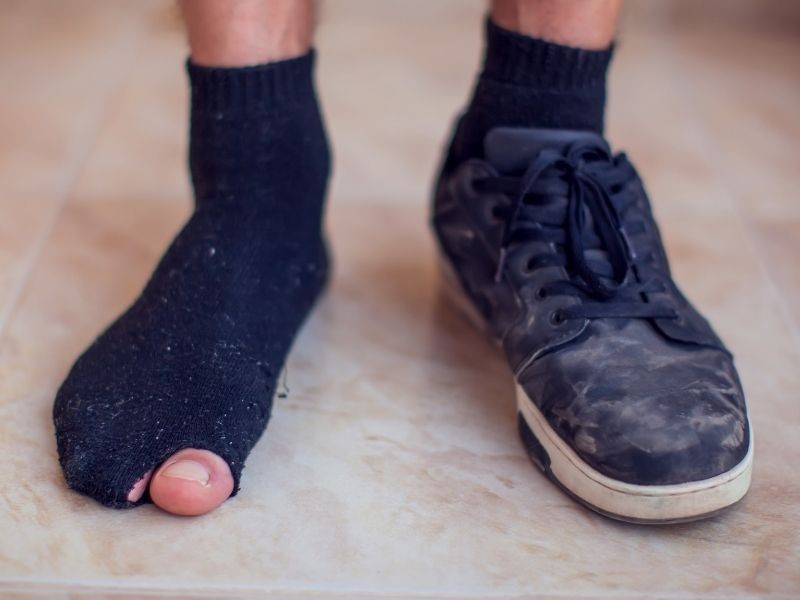 Togliere le scarpe in casa: buona abitudine o esagerazione?